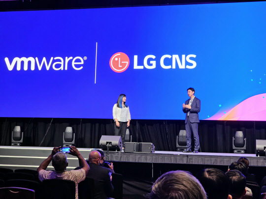 장민용(오른쪽) LG CNS 상무가 VM웨어 '익스플로어 2023 싱가포르' 행사의 솔루션 세션에서 베티 주노드 VM웨어 탄주프로덕트마케팅 부사장과 대담을 나누고 있다. 팽동현 기자